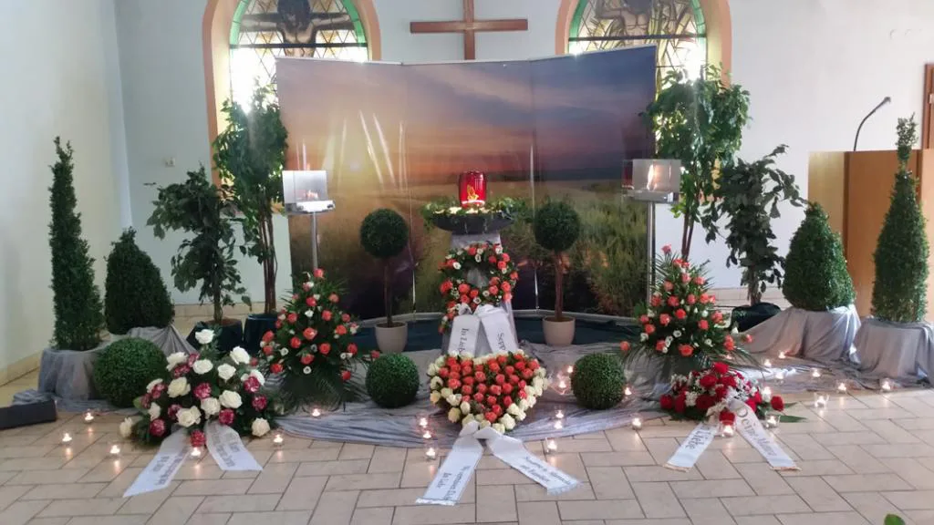 Dekoration der Trauerfeier